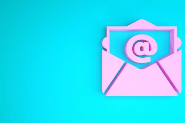 Ein Umschlag mit einem E-Mail-Symbol auf blauem Hintergrund.