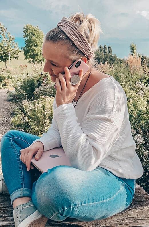 Ein Bild von Tatjana Fadda - Expertin für WordPress Websites - Webdesign für selbständige Frauen - telefoniert mit einem Mobiltelefon