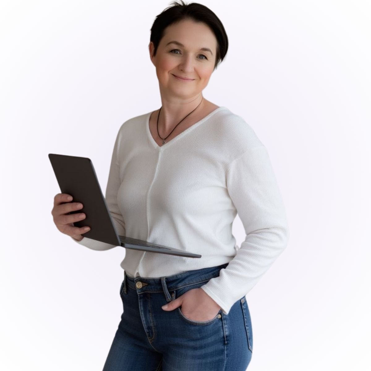 Person mit weißem Hemd und Jeans, die in einer Hand einen Laptop hält und die andere Hand in der Tasche hat. Person mit weißem Hemd und Jeans, die in einer Hand einen Laptop hält und die andere Hand in der Tasche hat.